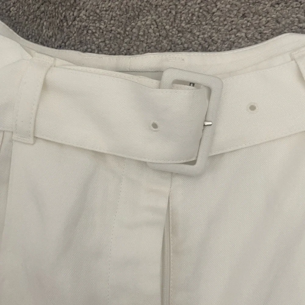 Club Monaco white linen shorts - Picture 2 of 5